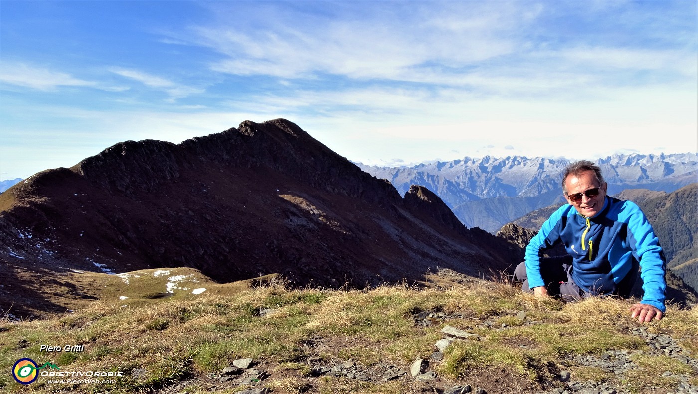 73 In vetta a Cima di Lemma (2348 m) con vista verso il Pizzo Scalae Alpi Retiche.JPG -                                